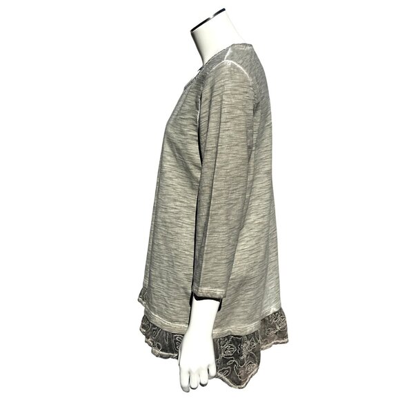Chicos Olive Green Gray Blouse Top Embroidered Lace Hem Scoop Neck Blouse Size 3 - Picture 2 of 11